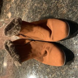 Sporto faux fur lined ankle boots in size 8